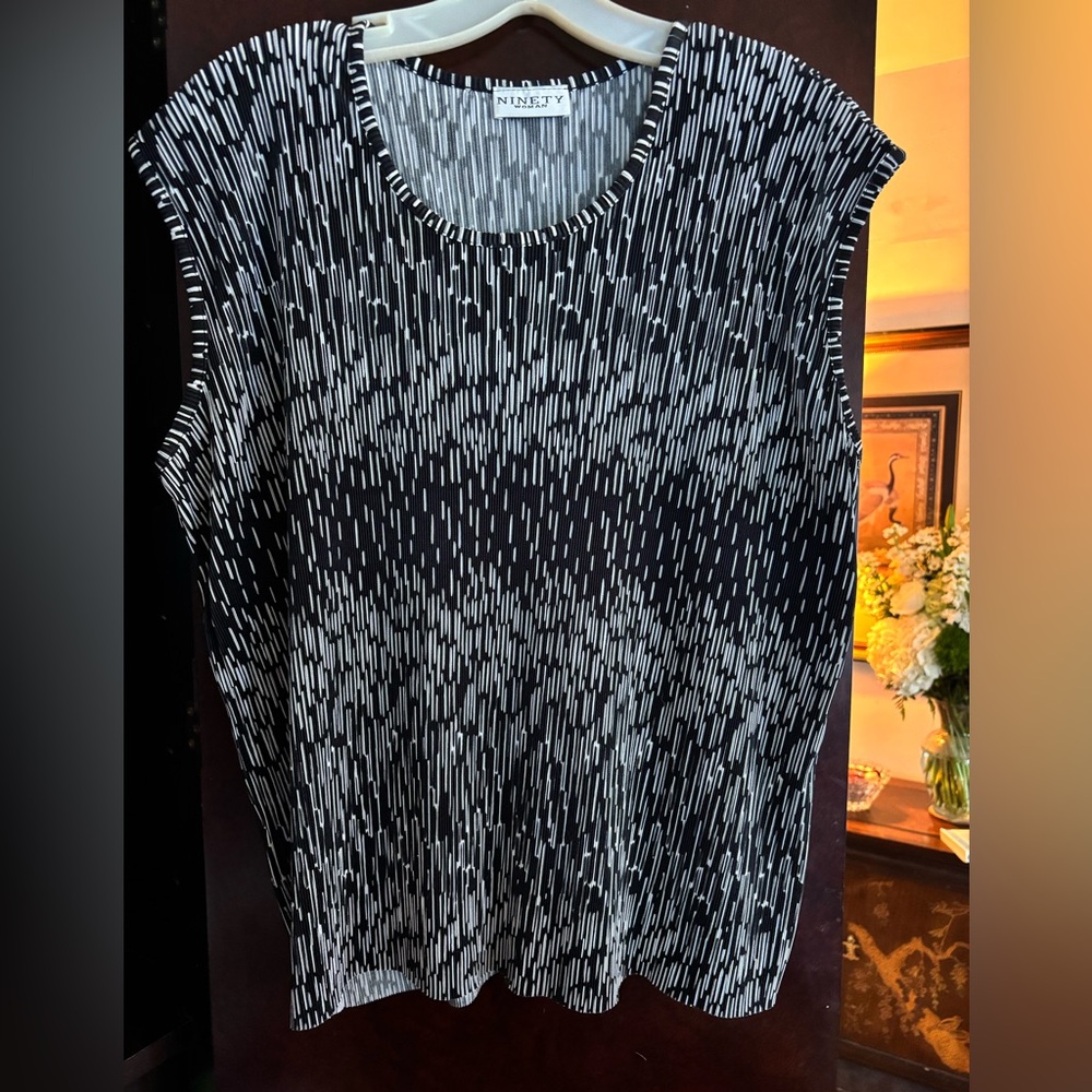 Ninety Woman Black and White Abstract Top. No size, stretchy material.